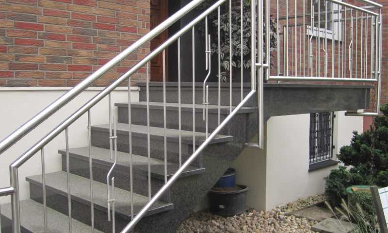 Abbildung Edelstahl Treppengeländer mit Zierstäben