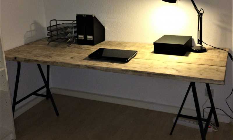 Abbildung Schreibtisch - Stützen aus Flachstahl mit abgeschliffenen und behandelten Holzbohlen